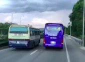 Xe cứu hoả hú còi, bất lực xin đường