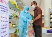 Chợ miễn phí và ATM khẩu trang cho người bán vé số, dân nghèo