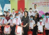 Phó Chủ tịch nước thăm mẹ VNAH, trao học bổng học sinh nghèo