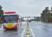 Huế: Hàng loạt phương tiện mắc kẹt trên quốc lộ 1A do ngập sâu