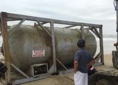 Bồn kim loại in chữ Trung Quốc trôi vào bờ biển Quảng Nam