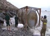 Bồn, phao có chữ Trung Quốc dạt vào bờ biển Quảng Ngãi