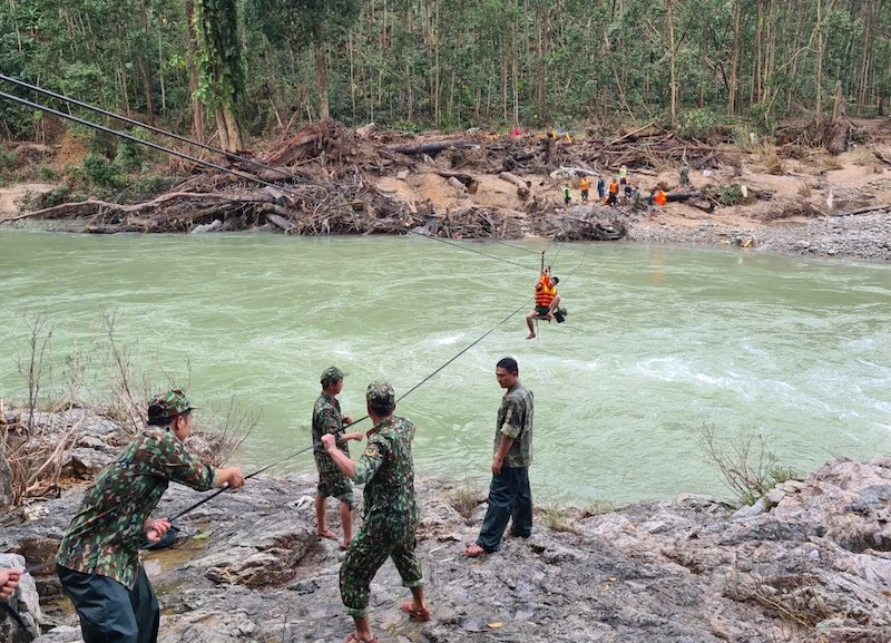 Bộ đội đu ròng rọc qua sông tìm người mất tích ở Trà Leng ảnh 8 Bộ đội đu ròng rọc qua sông tìm người mất tích ở Trà Leng ảnh 8