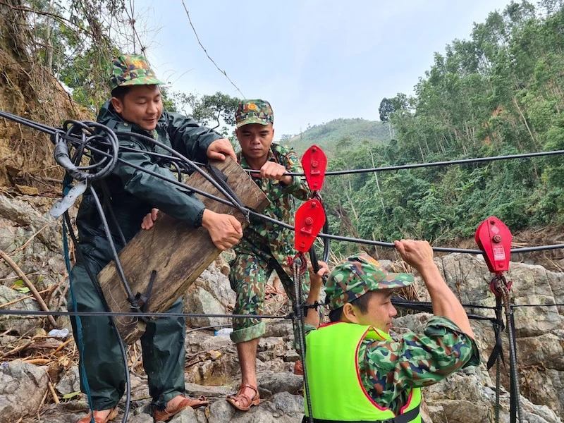 Bộ đội đu ròng rọc qua sông tìm người mất tích ở Trà Leng ảnh 7 Bộ đội đu ròng rọc qua sông tìm người mất tích ở Trà Leng ảnh 7