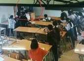 Cha bị khởi tố vì xông vào lớp học đánh bạn của con