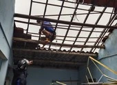 Quảng Ngãi: Lốc xoáy làm tốc mái, sập tường 45 ngôi nhà