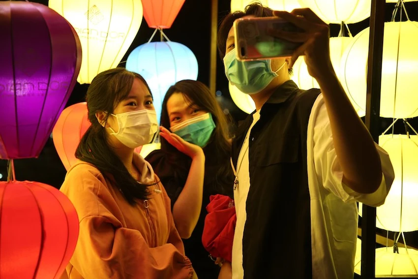 Lung linh Hội đèn lồng, Hội An như chưa bao giờ có dịch ảnh 4 Lung linh Hội đèn lồng, Hội An như chưa bao giờ có dịch ảnh 4