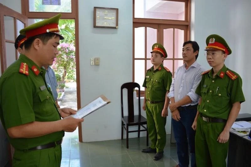 Bị cáo Nguyễn Huỳnh Nam bị truy tố về tội nhận hối lộ, mức hình phạt 24-30 tháng tù. Bị cáo Nguyễn Huỳnh Nam bị truy tố về tội nhận hối lộ, mức hình phạt 24-30 tháng tù.