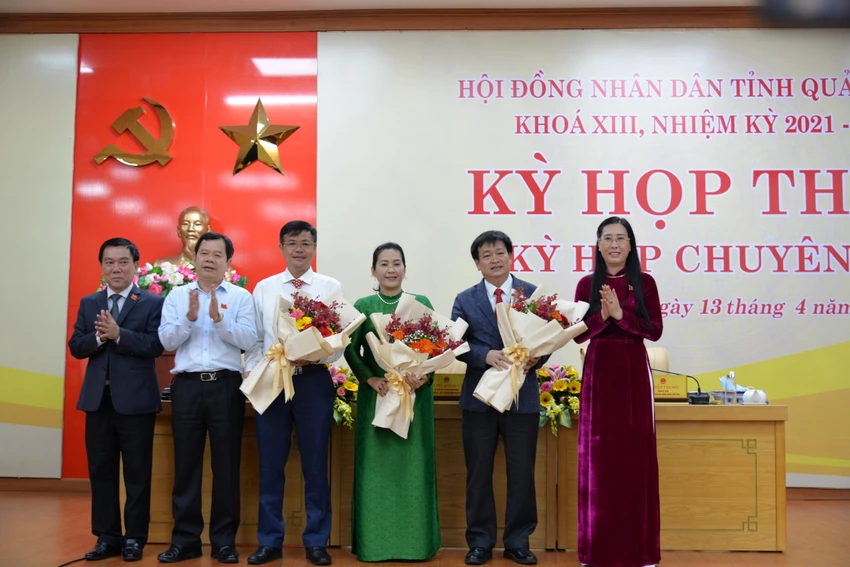 Ông Nguyễn Cao Phúc (thứ hai từ phải qua) được bầu giữ chức Phó Chủ tịch HĐND tỉnh Quảng Ngãi.