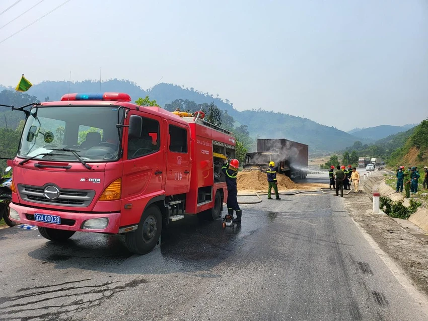 Xe cứu hoả được điều đến hiện trường tham gia dập lửa. Ảnh: TN Xe cứu hoả được điều đến hiện trường tham gia dập lửa. Ảnh: TN