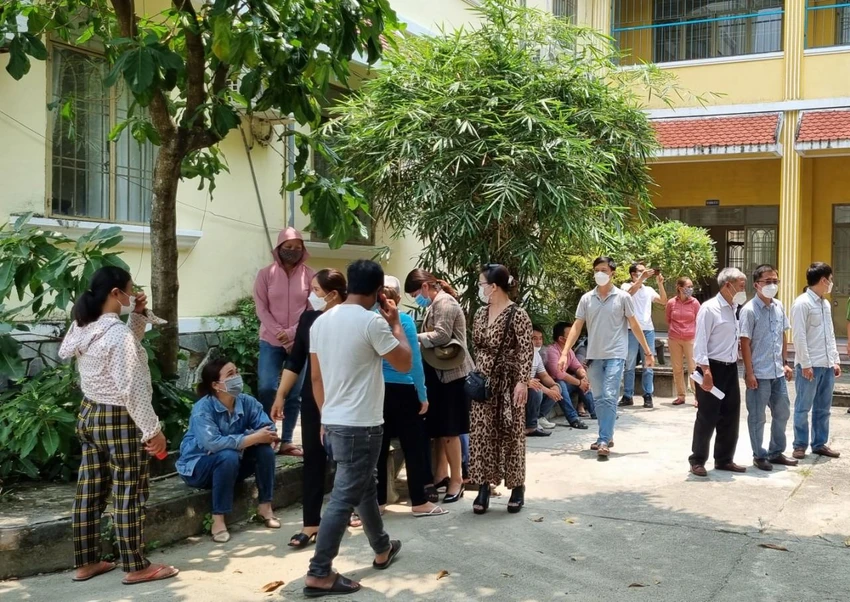 Nhiều người thân của bị cáo bật khóc sau khi nghe toà tuyên án. Ảnh: TN Nhiều người thân của bị cáo bật khóc sau khi nghe toà tuyên án. Ảnh: TN