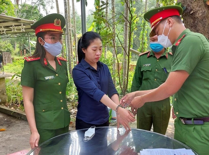 Công an thực hiện lệnh bắt tạm giam đối với Trang. Ảnh: CA Công an thực hiện lệnh bắt tạm giam đối với Trang. Ảnh: CA
