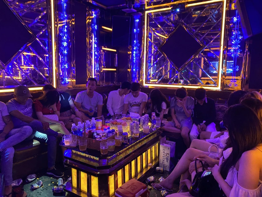 Công an phát hiện 26 người trong hai quán karaoke Queen và Rolex (thị xã Điện Bàn) dương tính với chất ma tuý. Ảnh: TH Công an phát hiện 26 người trong hai quán karaoke Queen và Rolex (thị xã Điện Bàn) dương tính với chất ma tuý. Ảnh: TH