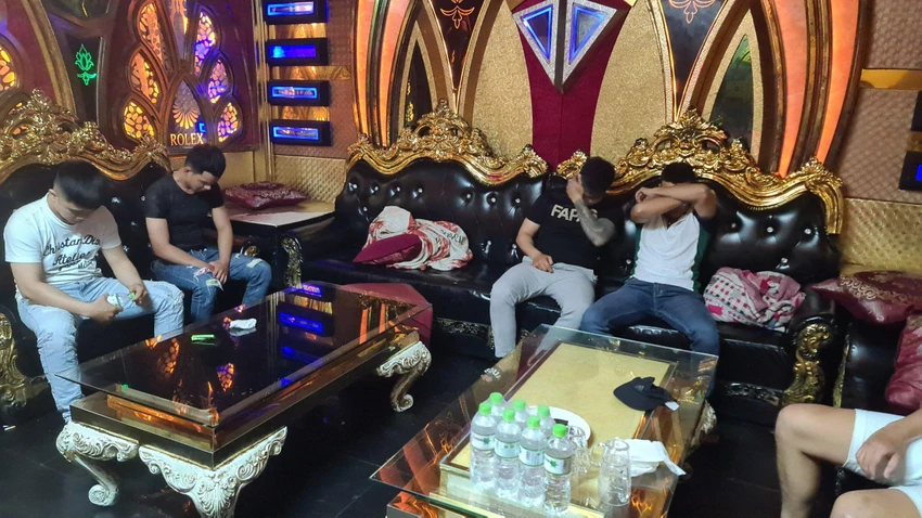 Công an kiểm tra quán karaoke Rolex phát hiện 11 người dương tính với chất ma tuý. Ảnh: TH Công an kiểm tra quán karaoke Rolex phát hiện 11 người dương tính với chất ma tuý. Ảnh: TH