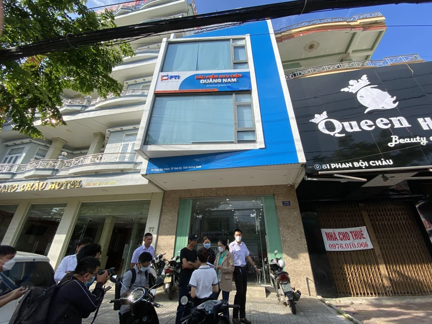 Khách hàng kéo đến trụ sở PT Quảng Nam. Ảnh: TN Khách hàng kéo đến trụ sở PT Quảng Nam. Ảnh: TN
