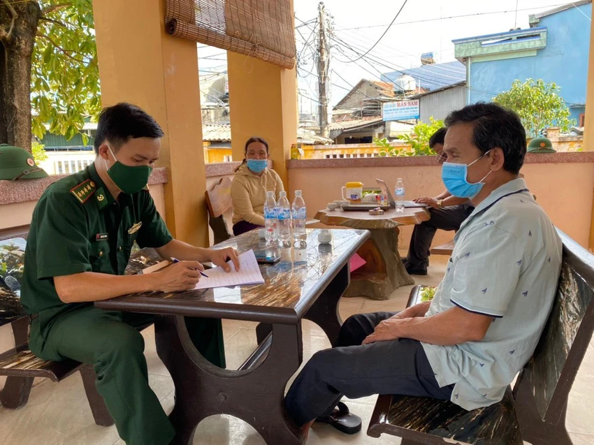 Bộ đội Biên phòng làm việc, lấy lời khai từ ngư dân. Bộ đội Biên phòng làm việc, lấy lời khai từ ngư dân.