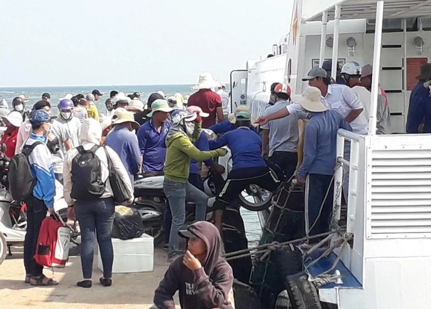 Mùa cao điểm, Lý Sơn đón hàng ngàn khách du lịch mỗi ngày. Ảnh: TN Mùa cao điểm, Lý Sơn đón hàng ngàn khách du lịch mỗi ngày. Ảnh: TN