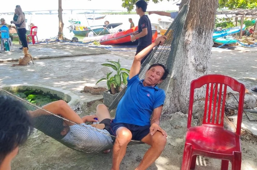Ngư dân Đinh Thành Trinh mệt nhoài sau nhiều giờ trôi dạt trên biển. Ảnh: TN Ngư dân Đinh Thành Trinh mệt nhoài sau nhiều giờ trôi dạt trên biển. Ảnh: TN