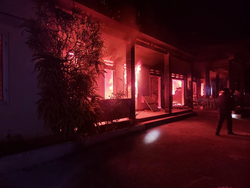 Ngọn lửa bùng phát và lan nhanh khiến công tác cứu hộ gặp nhiều khó khăn. Ngọn lửa bùng phát và lan nhanh khiến công tác cứu hộ gặp nhiều khó khăn.