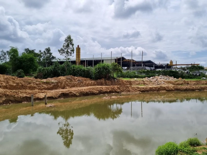 Công ty TNHH Thái Bình có dấu hiệu làm thay đổi hiện trạng bờ đông con sông. Ảnh: THANH NHẬT Công ty TNHH Thái Bình có dấu hiệu làm thay đổi hiện trạng bờ đông con sông. Ảnh: THANH NHẬT