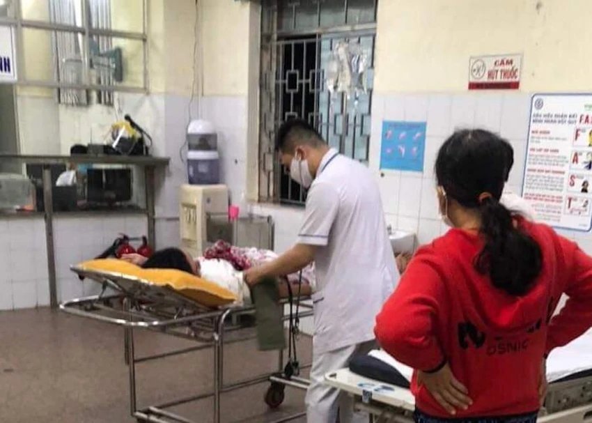 Bệnh nhân bị sốt xuất huyết ngất xỉu giữa khuya, gia đình phải thuê tàu cao tốc với giá 20 triệu vào đất liền để chuyển viện. Ảnh: RT