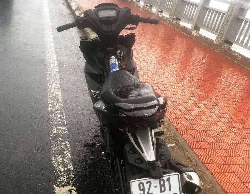 Chiếc xe máy kèm chìa khoá của thanh niên 28 tuổi để lại trên cầu.