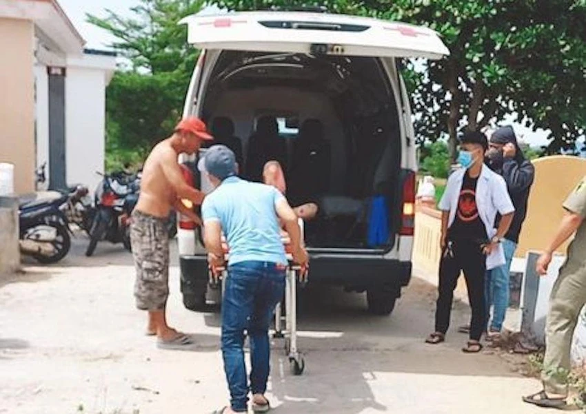 Ông H được đưa đến bệnh viện cấp cứu. Ảnh: FB Ông H được đưa đến bệnh viện cấp cứu. Ảnh: FB