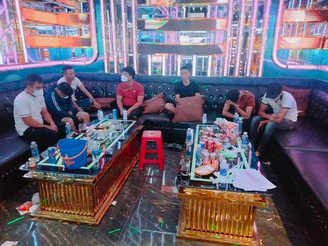 Thời điểm kiểm tra, chủ quán không có mặt, nhân viên không xuất trình được giấy tờ đăng ký, quản lý dịch vụ. Ảnh: CA Thời điểm kiểm tra, chủ quán không có mặt, nhân viên không xuất trình được giấy tờ đăng ký, quản lý dịch vụ. Ảnh: CA