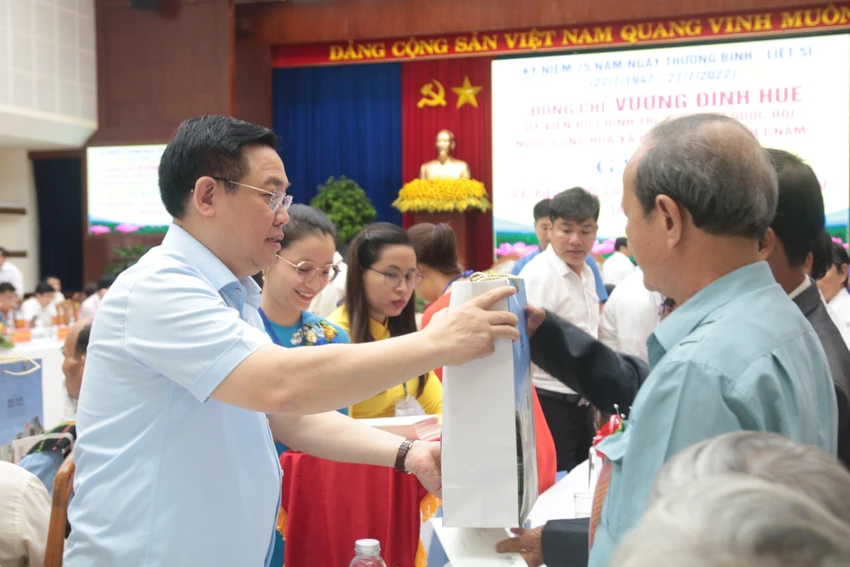Chủ tịch Quốc hội Vương Đình Huệ tặng quà người có công, thân nhân liệt sĩ tiêu biểu tỉnh Quảng Nam. Ảnh: TN Chủ tịch Quốc hội Vương Đình Huệ tặng quà người có công, thân nhân liệt sĩ tiêu biểu tỉnh Quảng Nam. Ảnh: TN