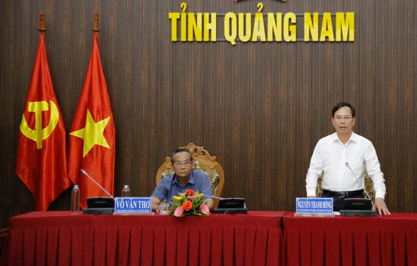 Giám đốc Sở Văn hoá - Thể thao và Du lịch tỉnh Quảng Nam Nguyễn Thanh Hồng (phải) thông tin các hoạt động kỷ niệm 110 năm ngày sinh Chủ tịch Hội đồng Nhà nước Võ Chí Công. Ảnh: TN Giám đốc Sở Văn hoá - Thể thao và Du lịch tỉnh Quảng Nam Nguyễn Thanh Hồng (phải) thông tin các hoạt động kỷ niệm 110 năm ngày sinh Chủ tịch Hội đồng Nhà nước Võ Chí Công. Ảnh: TN