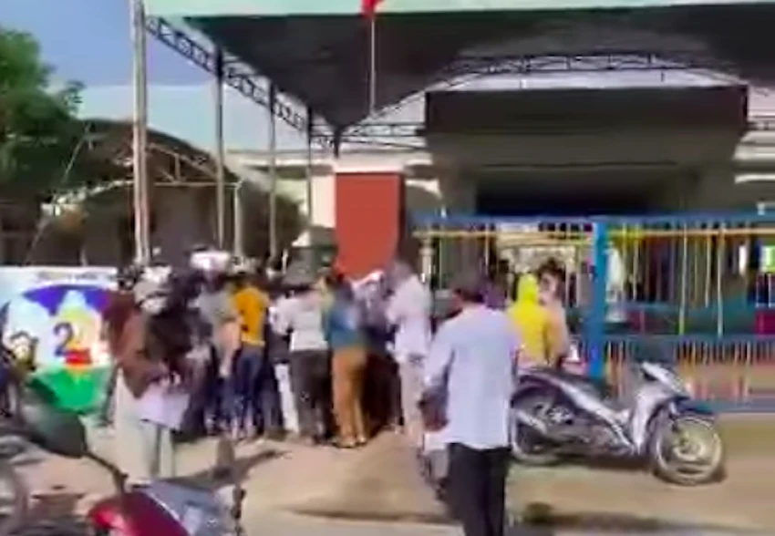 Phụ huynh chen nhau trước cổng trường. Ảnh chụp màn hình. Phụ huynh chen nhau trước cổng trường. Ảnh chụp màn hình.