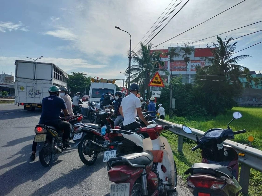 Người dân hiếu kỳ đến hiện trường theo dõi vụ việc. Người dân hiếu kỳ đến hiện trường theo dõi vụ việc.
