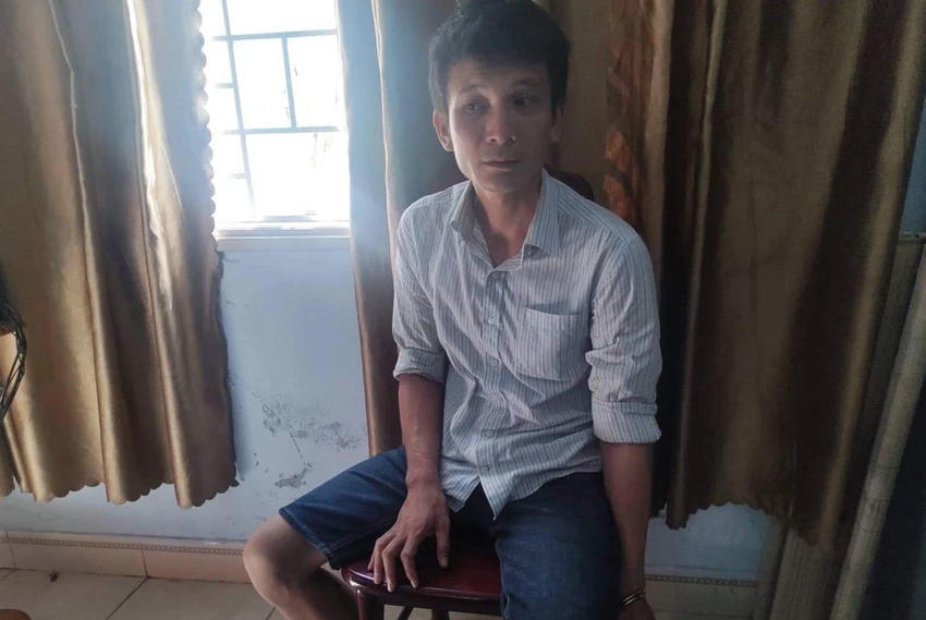 Nghi phạm Tú đến nhà Trưởng Công an huyện Nam Giang đầu thú. Ảnh: CA Nghi phạm Tú đến nhà Trưởng Công an huyện Nam Giang đầu thú. Ảnh: CA