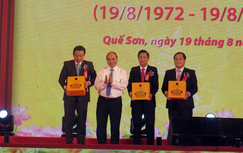 Chủ tịch nước Nguyễn Xuân Phúc tặng quà cho lãnh đạo huyện Quế Sơn. Chủ tịch nước Nguyễn Xuân Phúc tặng quà cho lãnh đạo huyện Quế Sơn.