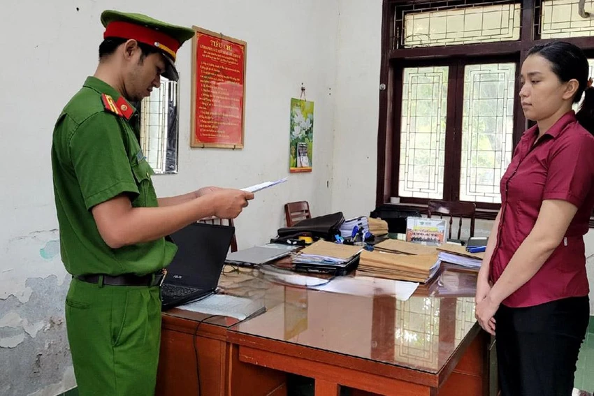 Công an thực hiện lệnh bắt tạm giam đối với Phương. Ảnh: CA Công an thực hiện lệnh bắt tạm giam đối với Phương. Ảnh: CA