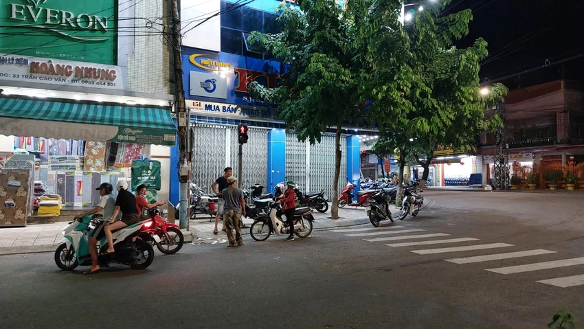 Sau khi gây án, nghi phạm vứt lại búa tại hiện trường rồi bỏ trốn. Ảnh: THANH NHẬT Sau khi gây án, nghi phạm vứt lại búa tại hiện trường rồi bỏ trốn. Ảnh: THANH NHẬT