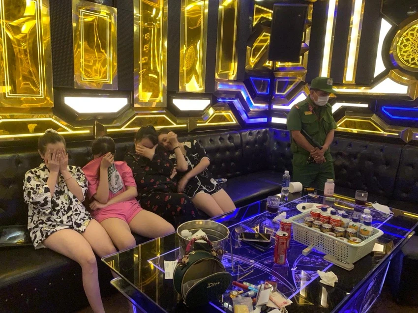 Công an phát hiện tám nam, nữ dương tính với ma tuý trong quán karaoke King 365. Ảnh: CA Công an phát hiện tám nam, nữ dương tính với ma tuý trong quán karaoke King 365. Ảnh: CA