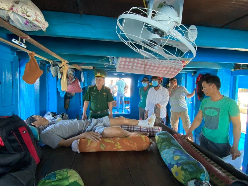 Ngư dân Quân bị thương ở chân trái Ngư dân Quân bị thương ở chân trái