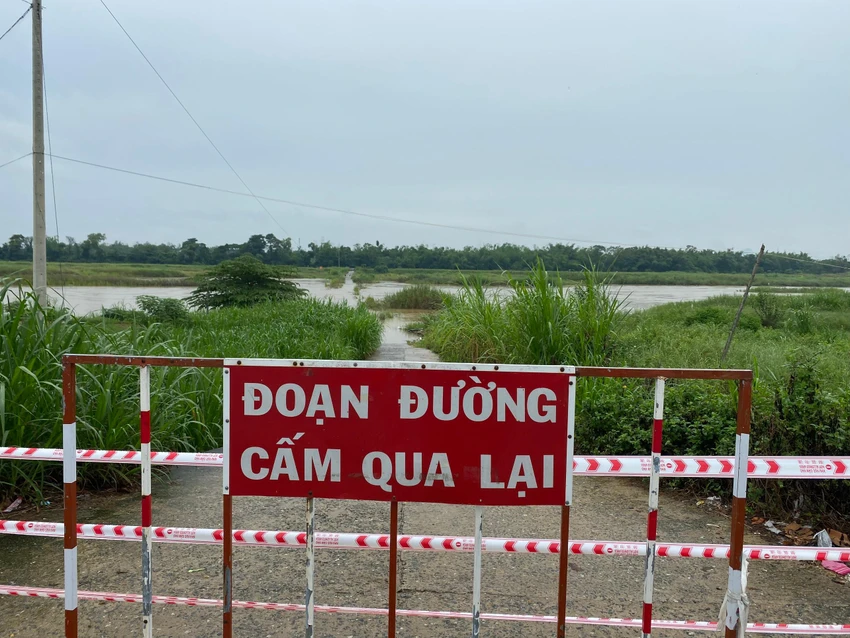 Chính quyền địa phương giăng dây, cắm biển cấm người dân qua lại. Chính quyền địa phương giăng dây, cắm biển cấm người dân qua lại.