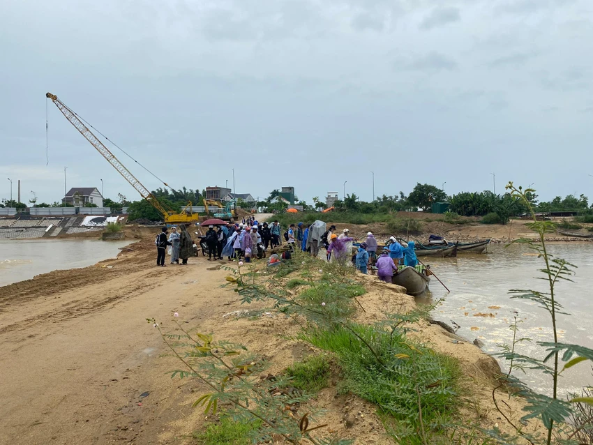 Nhiều người ra khỏi nhà từ sáng sớm, khi trở về thì con đường đã ngập, phải di chuyển bằng ghe. Nhiều người ra khỏi nhà từ sáng sớm, khi trở về thì con đường đã ngập, phải di chuyển bằng ghe.