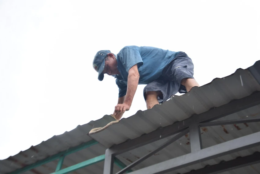 Ông Mai Văn Đáng (57 tuổi) cho biết, nhà của ông đã chuẩn bị xong, suốt cả buổi chiều ông đi quanh hỗ trợ hàng xóm. Ảnh: THANH NHẬT Ông Mai Văn Đáng (57 tuổi) cho biết, nhà của ông đã chuẩn bị xong, suốt cả buổi chiều ông đi quanh hỗ trợ hàng xóm. Ảnh: THANH NHẬT