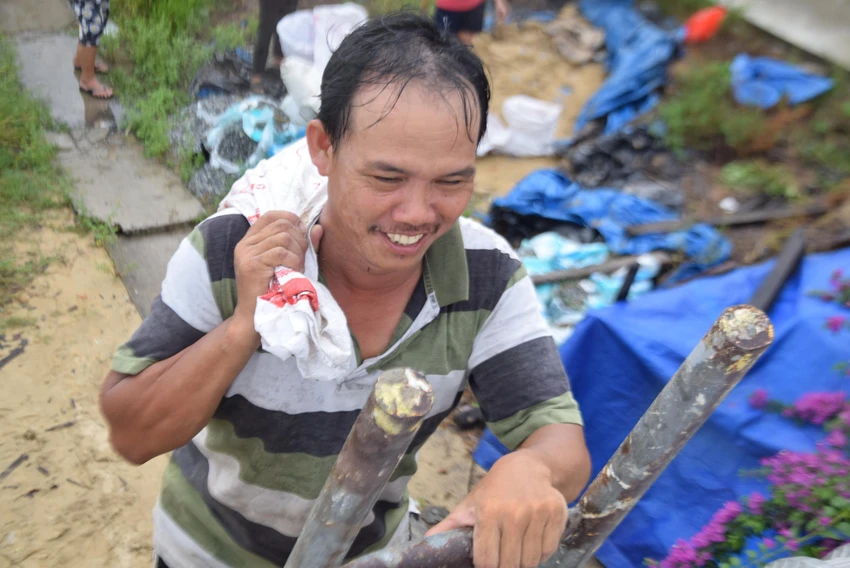 Trước khi bão đổ bộ, gia đình ông Lê Đình Việt (47 tuổi, ngụ thôn Thuận An, xã Tam Hải) chuẩn bị đồ đạc, vật dụng cần thiết để chằng chống nhà cửa. Ảnh: THANH NHẬT Trước khi bão đổ bộ, gia đình ông Lê Đình Việt (47 tuổi, ngụ thôn Thuận An, xã Tam Hải) chuẩn bị đồ đạc, vật dụng cần thiết để chằng chống nhà cửa. Ảnh: THANH NHẬT