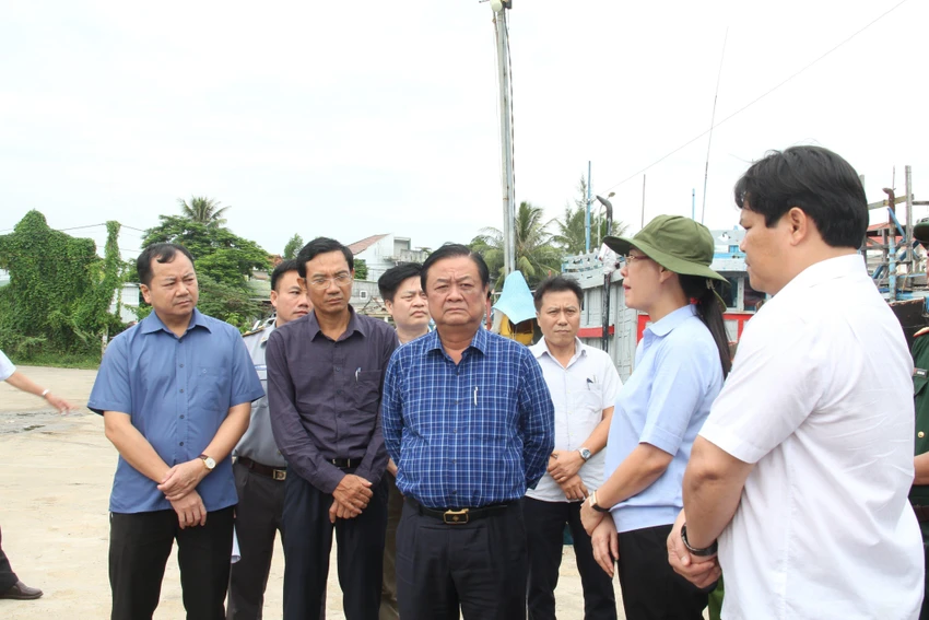 Bộ trưởng Lê Minh Hoan nghe lãnh đạo tỉnh Quảng Ngãi báo cáo công tác phòng, chống bão Noru. Ảnh: TN Bộ trưởng Lê Minh Hoan nghe lãnh đạo tỉnh Quảng Ngãi báo cáo công tác phòng, chống bão Noru. Ảnh: TN