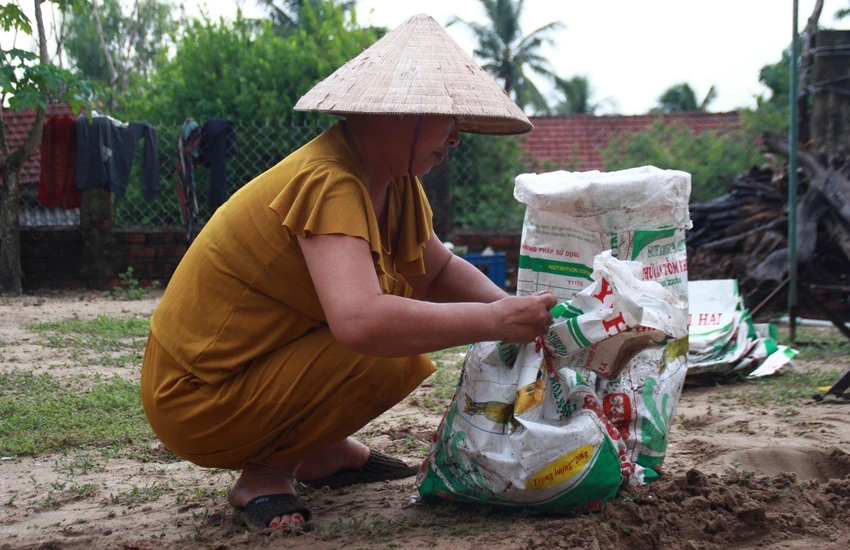 Bà Tư chuẩn bị bao cát, chờ các lực lượng đến thì nhờ đưa lên mái nhà. Bà Tư chuẩn bị bao cát, chờ các lực lượng đến thì nhờ đưa lên mái nhà.
