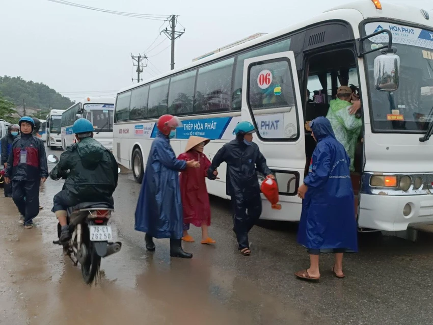 Hoà Phát Dung Quất bố trí xe đón người dân sơ tán. Hoà Phát Dung Quất bố trí xe đón người dân sơ tán.