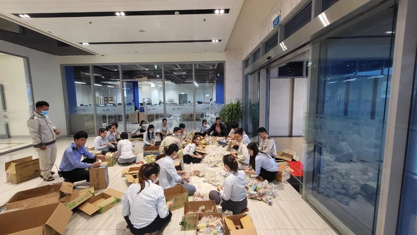 Nhân viên Hoà Phát Dung Quất chuẩn bị bữa ăn cho người dân Nhân viên Hoà Phát Dung Quất chuẩn bị bữa ăn cho người dân