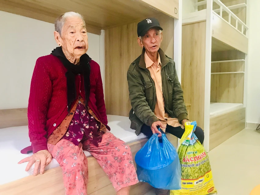Sáng 27-9, rất đông người đến đăng ký tại Hoiana. Sáng 27-9, rất đông người đến đăng ký tại Hoiana.