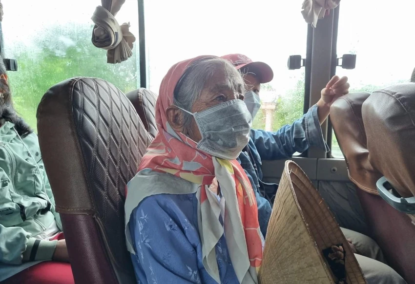 Người dân tập trung từ rất sớm. Ảnh: THANH NHẬT Người dân tập trung từ rất sớm. Ảnh: THANH NHẬT