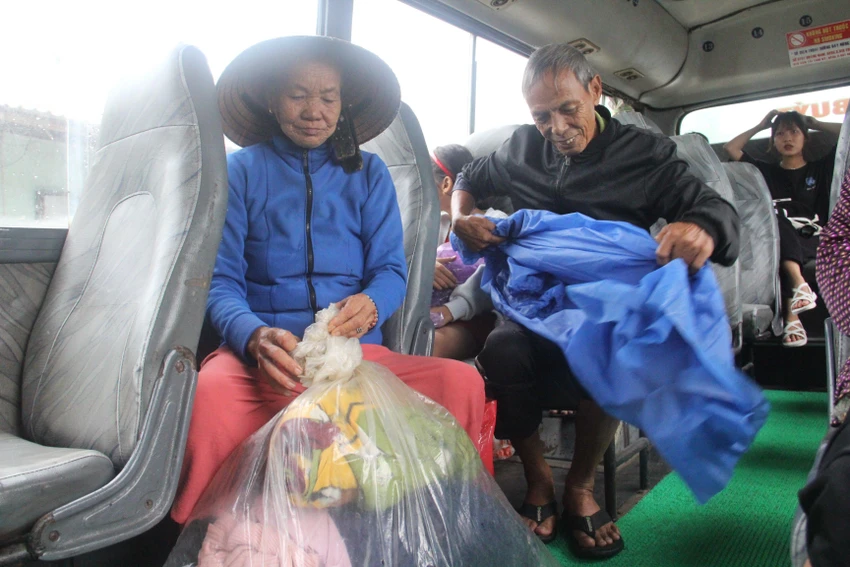 Người dân mang theo chăn, gối đi sơ tán. Ảnh: THANH NHẬT Người dân mang theo chăn, gối đi sơ tán. Ảnh: THANH NHẬT
