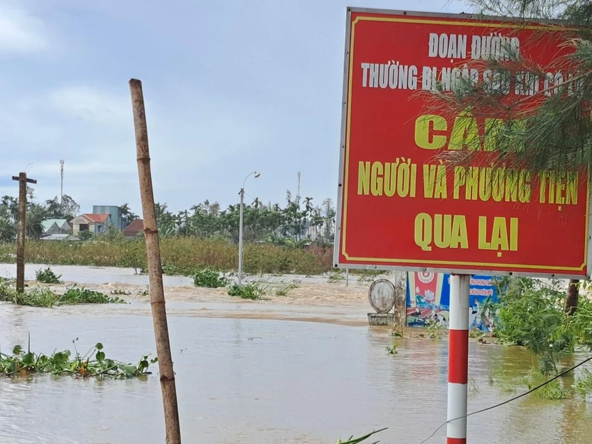Đường qua hai thôn Lệ Bắc và Đông Bình bị ngập làm cô lập. Ảnh: ND Đường qua hai thôn Lệ Bắc và Đông Bình bị ngập làm cô lập. Ảnh: ND